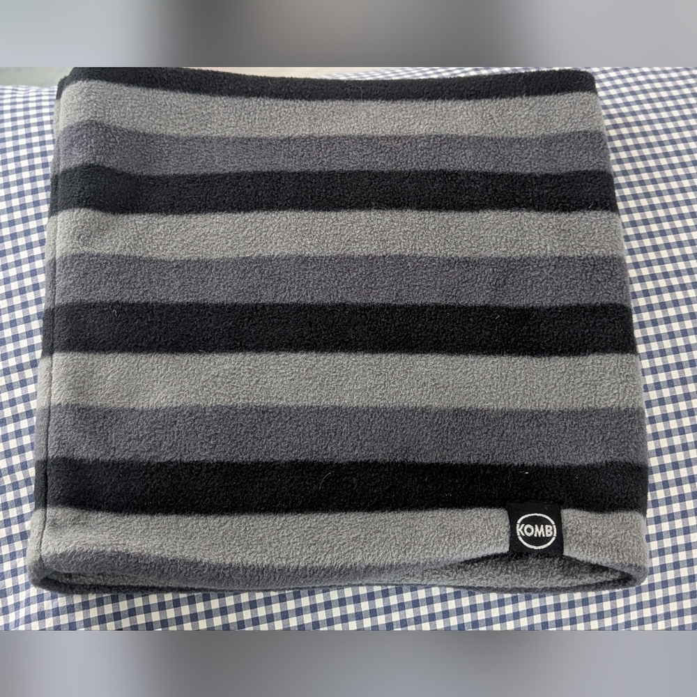Kombi neck warmer grey/black stripes.